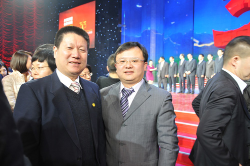中国质量检验协会企业工作部副主任王剑与中国消费者协会副会长兼秘书长杨红灿在中央电视台演播大厅2012年